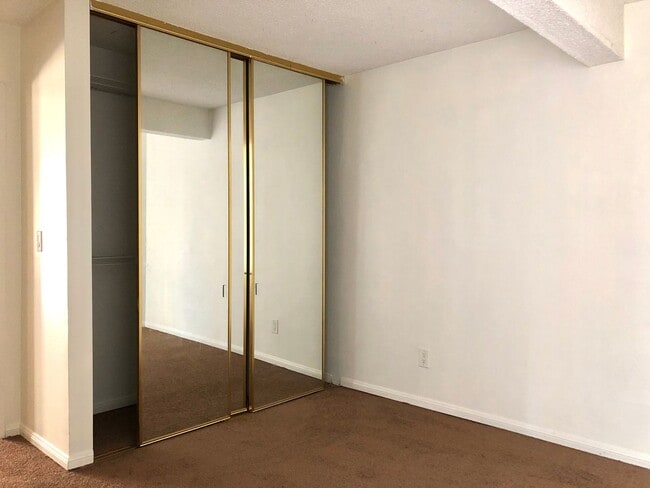 Building Photo - Bright 2bd/2bth in Quiet Del Mar Gated Community