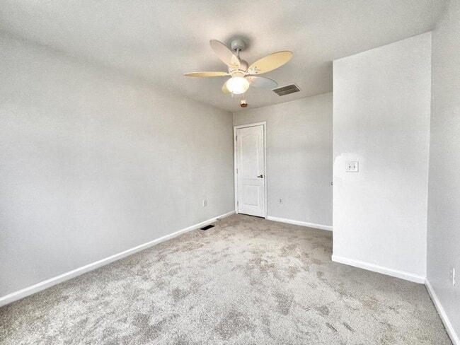 Building Photo - 211 Hawthorne Way