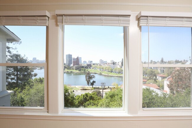 Building Photo - OPEN HOUSE: Sunday (12/21) 2:35pm-2:50pm Top Floor 2BR/2BA apartment with sweeping views of Lake ...