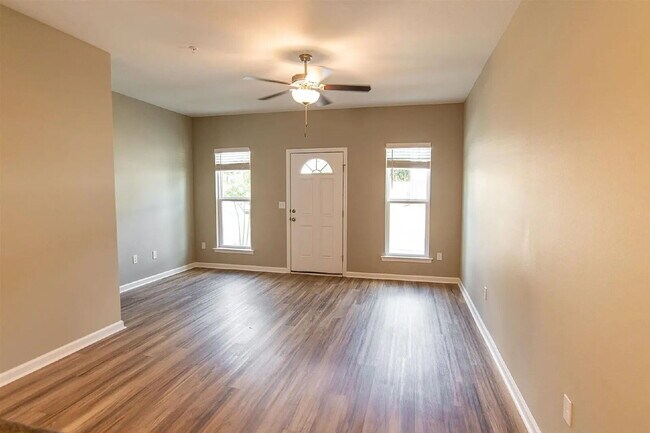Building Photo - 2248 Del Carmel Way
