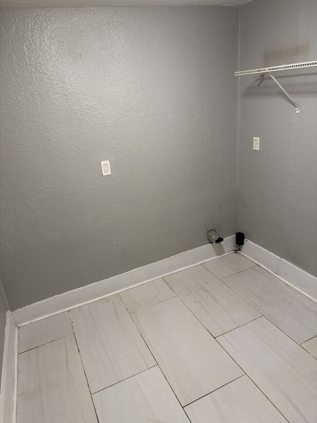 Building Photo - Charming 2BR house