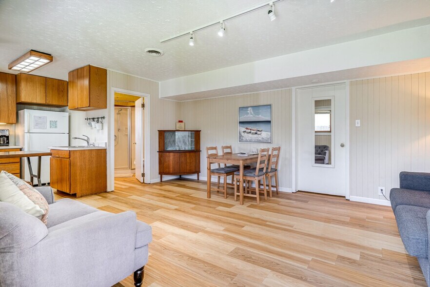 Building Photo - 705 Alsace Lorraine Ave