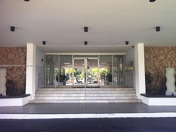 Building Photo - 401 Golden Isles Dr