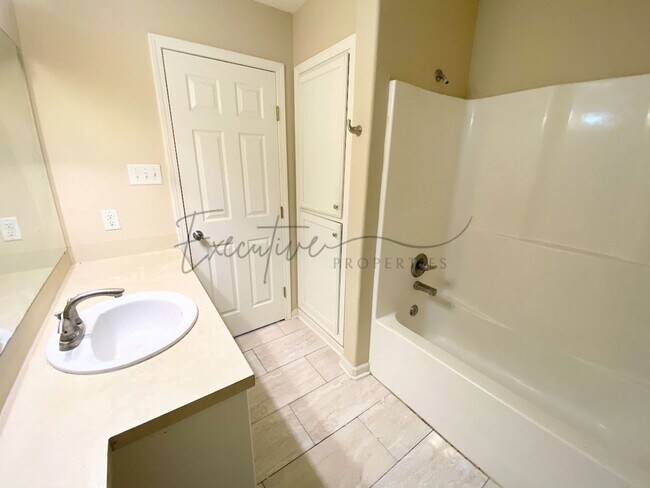 Building Photo - 2-Bed, 2.5-Bath Townhouse – Walk to McNeese State University!