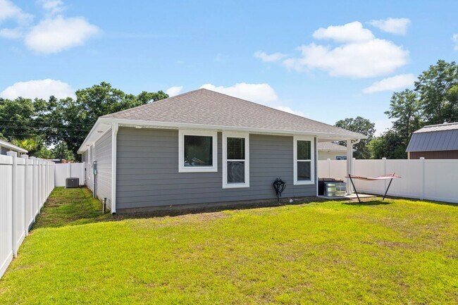Building Photo - Freeport/Niceville Beauty!