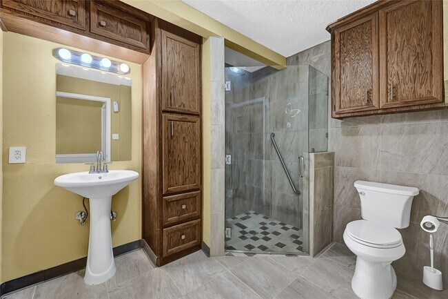 Building Photo - 7223 Lakewood Dr