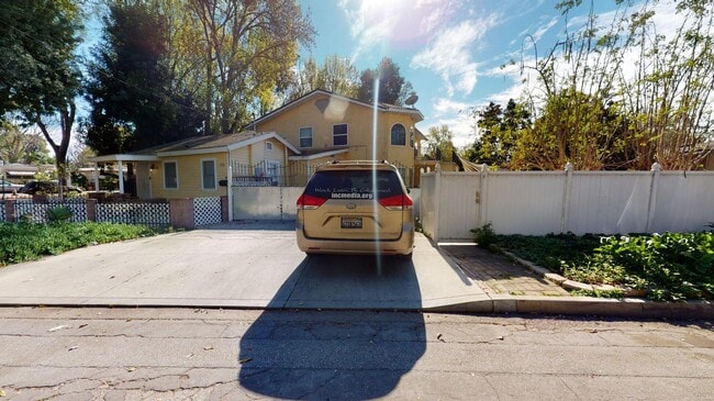 Building Photo - Charming Long Beach home near Scherer Park