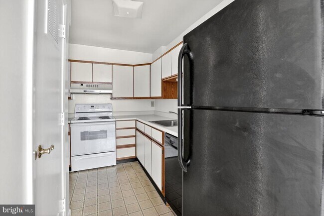 Building Photo - 5 Warren Lodge Ct