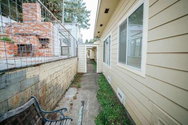 Building Photo - Spacious 4-Bedroom Home with Stunning Hilltop Views in Fortuna, CA