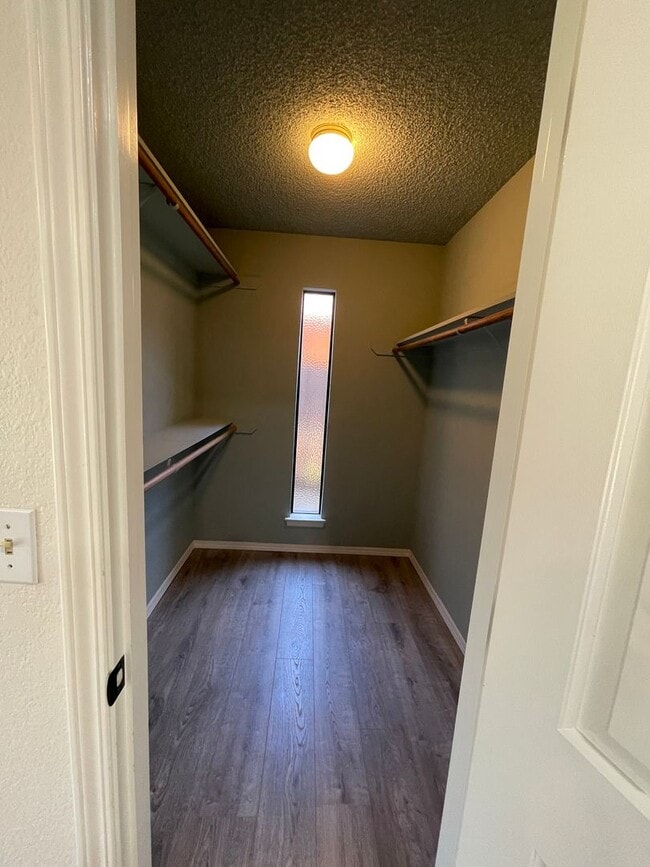 Building Photo - 3 Bedroom / 2 Bathroom for Rent $2,500