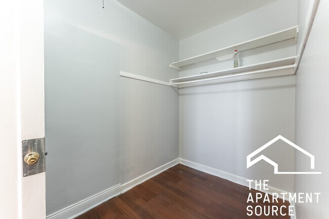Building Photo - 6930 N Greenview Ave
