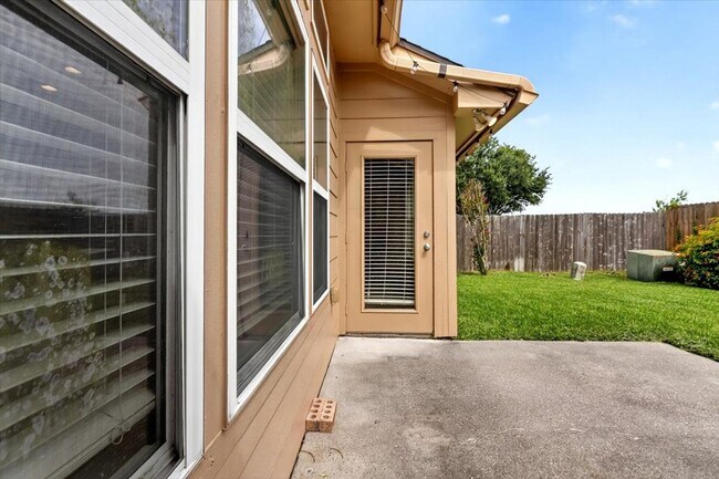 Building Photo - 6018 Tapestry Dr