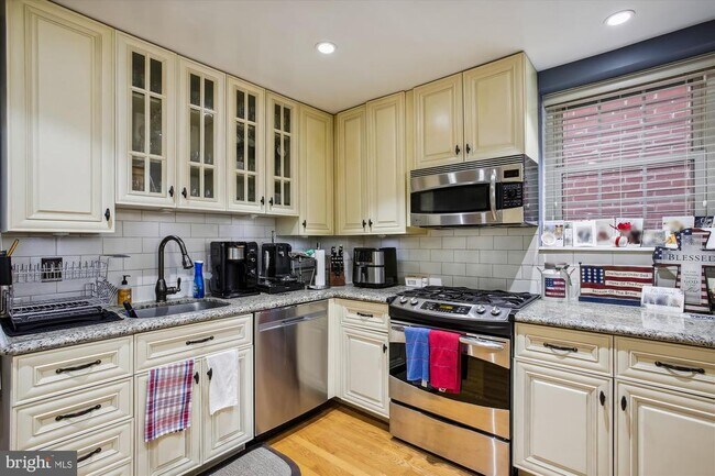 Building Photo - 763 10th St SE