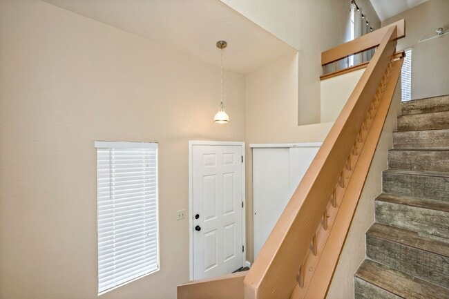 Building Photo - Colette Circle Condo