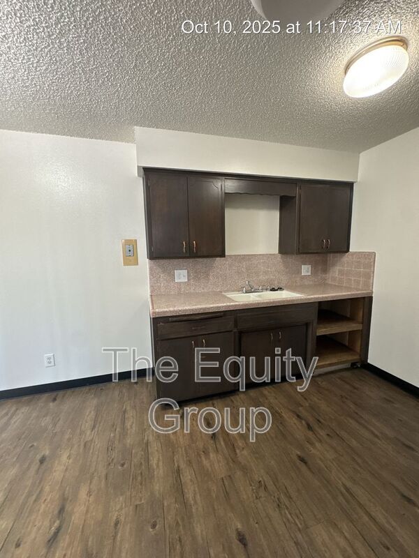 Building Photo - 2837 W Walnut Ave