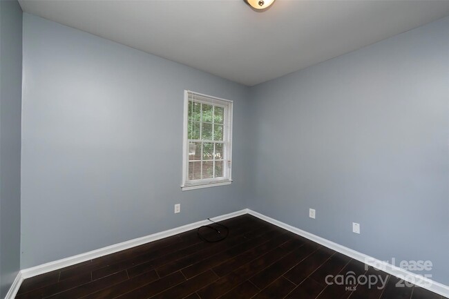 Building Photo - 4713 Belle Plaine Dr
