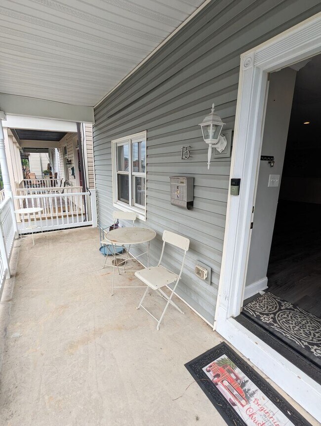 Building Photo - Spacious 3 bedroom 2.5 Bathroom Single Family Home (Mt Washington)