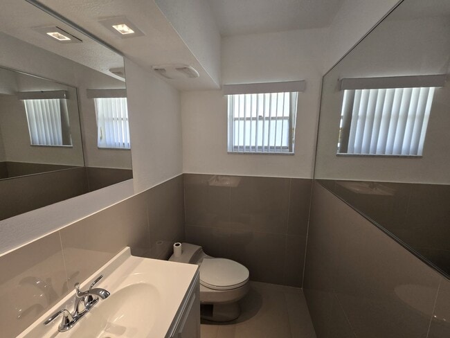 Building Photo - 2-Bed, 2-Bath Miami Condo in HOA Community – Pool, Laundry On-Site