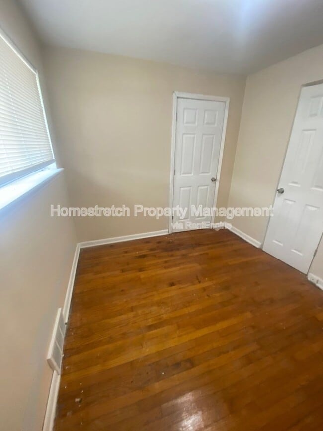 Building Photo - 6657 Kenwood Dr