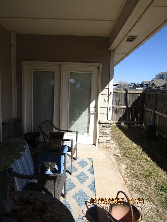 Building Photo - Fantastic Condo located close to Ft. Sill, Shopping and Restaurants Handicap Accessible! No Pet H...