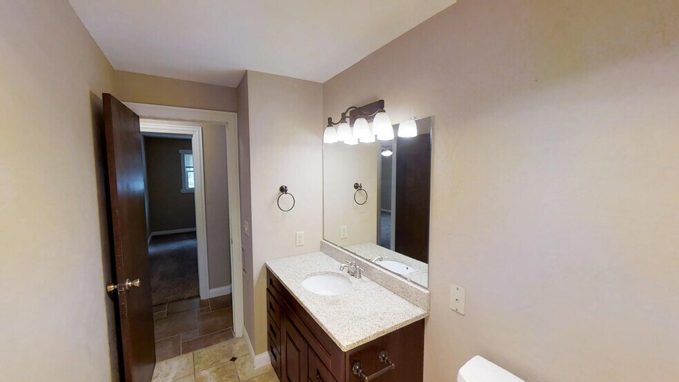 Building Photo - 325 S Matthias St