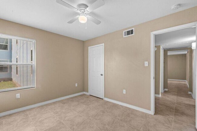 Building Photo - 2802 Sealy Ave