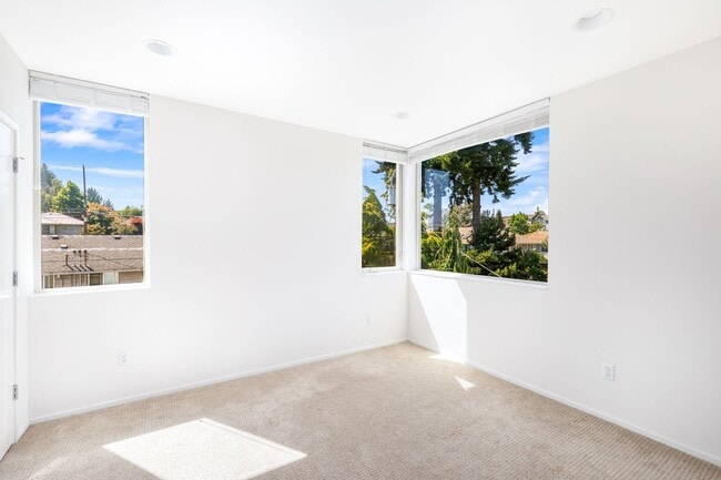 Building Photo - 2 Bedroom 2 Bath Townhome with Rooftop Deck in Crown Hill