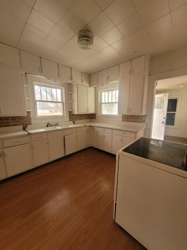 Building Photo - $825 - 3 bed 1 bath - Single Family Home