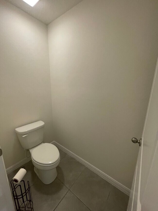 Building Photo - Like-New 4-Bedroom Home in SE Ocala – $1,8...