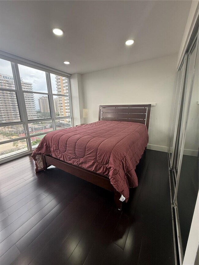 Building Photo - 2017 S Ocean Dr