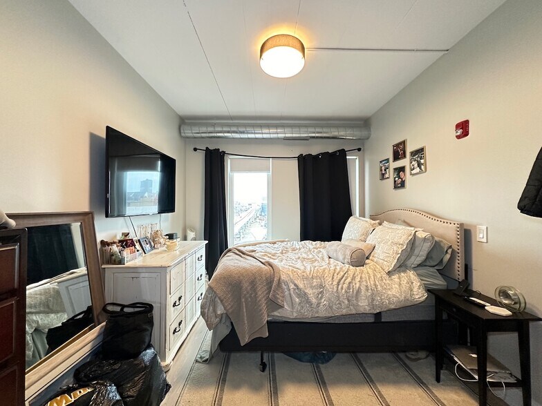 Building Photo - 941 W Belmont Ave