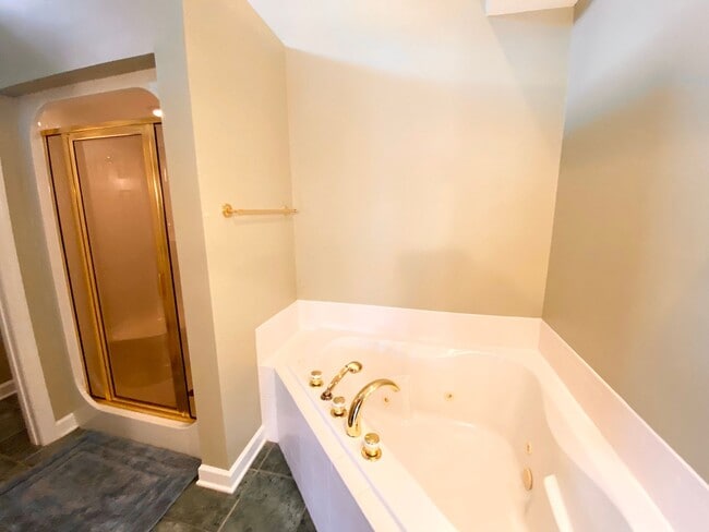 Building Photo - FULLY-FURNISHED GORGEOUS TOWNHOME!