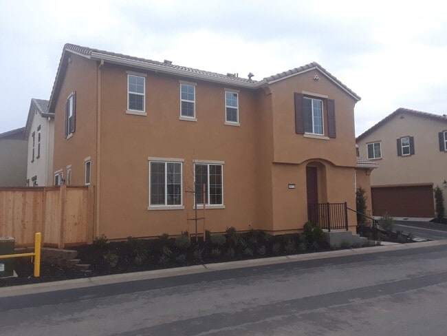 Building Photo - Centrally Located 3 Bedroom, 2.5 bath in gated community of Elk Grove