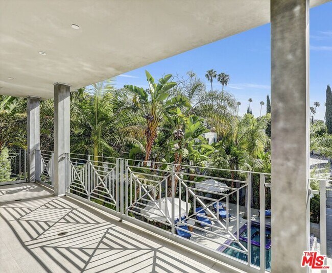 Building Photo - 1724 N Sierra Bonita Ave