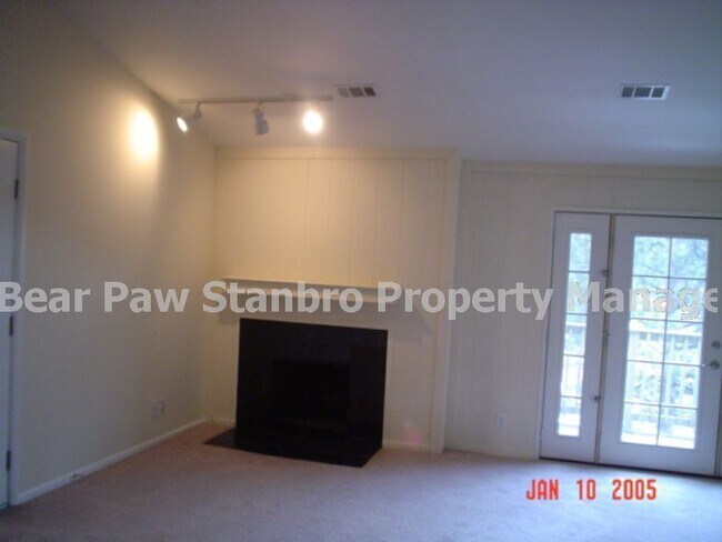 Building Photo - Two Bedroom, One Bath Condo near High School!