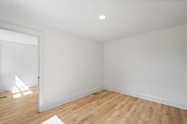Building Photo - READY FOR MID-OCTOBER! This BEAUTIFUL 1-be...