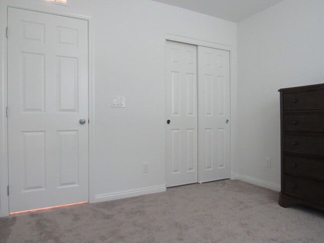 Building Photo - 3 Bedroom Townhome located near Nellis Base!