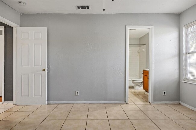 Building Photo - 2102 Lamplight Village Cir