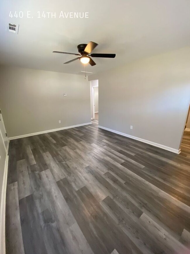 Building Photo - Newly Updated 2 Bedroom Available NOW!