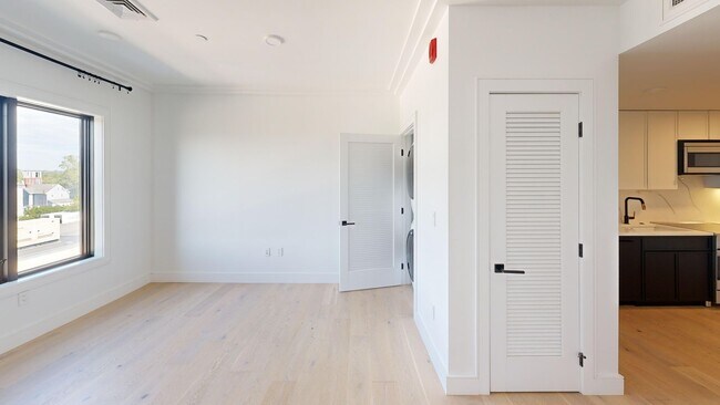 Building Photo - Studio with Laundry in Unit; Gym on Site! ...