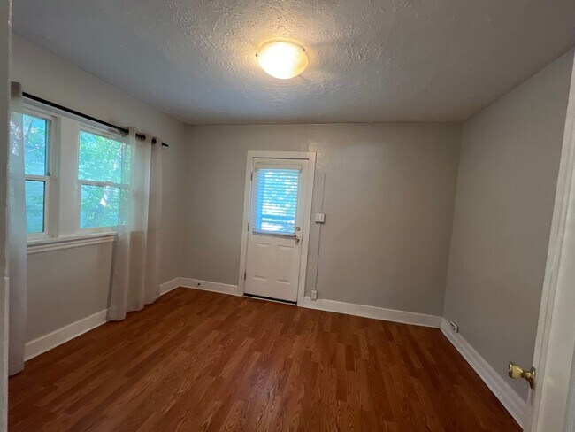 Building Photo - 808-812-812 Blair St