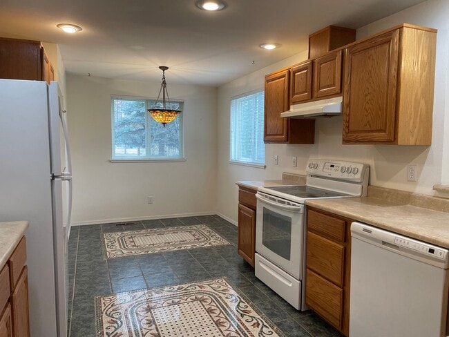 Building Photo - This 3 bedroom 2 bathroom home is located in beautiful Shady Cove