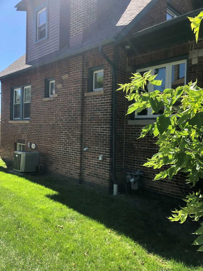 Building Photo - 1839 Darrow Ave