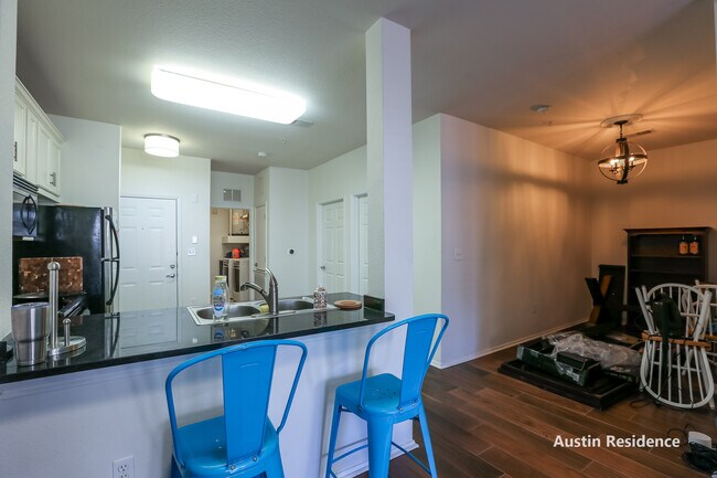 Building Photo - 910 W 25th St