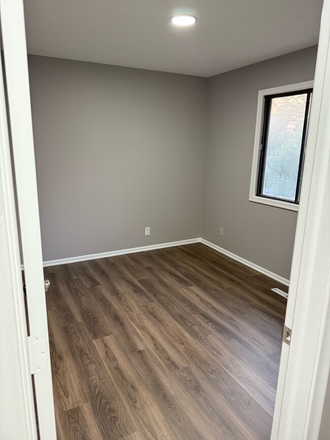 Building Photo - 6606 S 108th Terrace