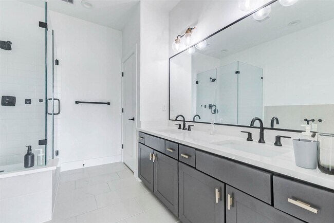 Building Photo - 334 Eastwood St