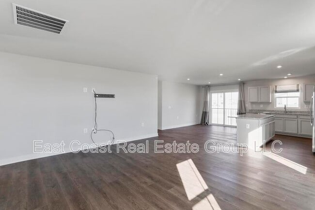 Building Photo - 632 Perspective Pl