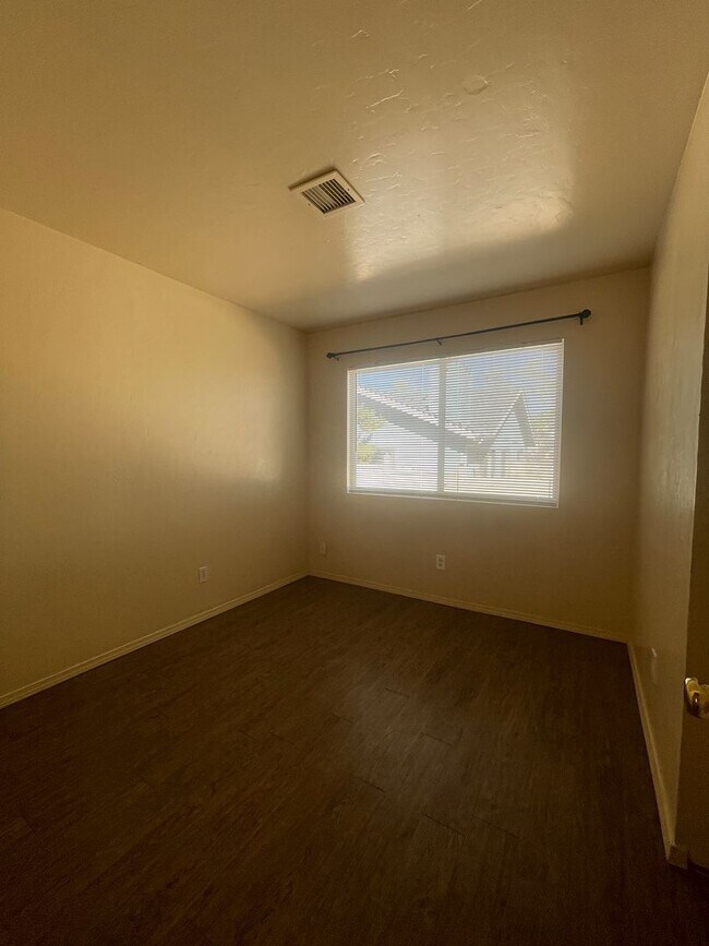 Building Photo - 8412 E Lakeshore Dr