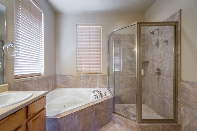 Building Photo - Beautiful St. George Home - Community Pool...