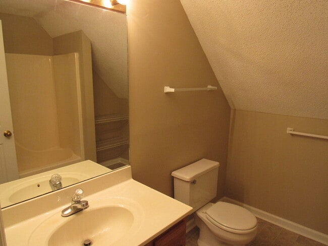 Building Photo - Charming 2-Bed, 2-Bath Townhouse in NW Kno...